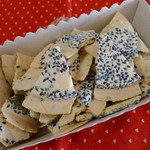 南部せんべい巖手屋 - ごまとホワイトチョコ、程よいバランス