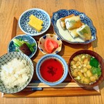 食堂喫茶アオイ - 今週のお肉定食(梅しそ揚春巻)