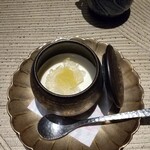 白濱 kappou kawanishi - じゃばらが入ったゼリーの乗った杏仁プリン。濃厚で美味しかったです。