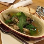 カフェ＆ビア　あるかアるか - 牡蠣のアヒージョ♪
      翌日が休みな夜に…と思って堪えてましたが、休みではないにも関わらず（笑）
      食べたかったんだよ〜！
      これでバケット一本はいけそう☆