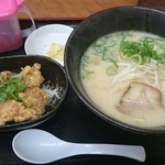 中華そば専門店「みらく」 - 豚骨ラーメン唐揚げセット(ニンニク、しょうが別皿)