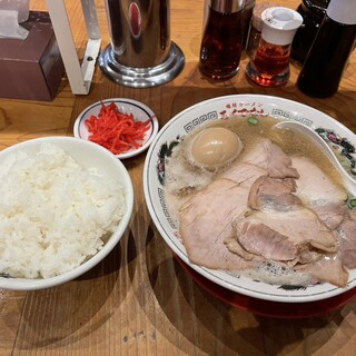 福間ラーメン ろくでなし - 料理写真:こってり　チャーシューメン　トッピング味玉　ライス大