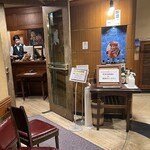 うすけぼー - 入口はニッカウヰスキーのヒゲオヤジのステンドグラス