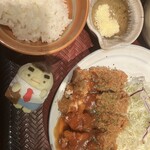 大戸屋 - 料理写真:デミグラスチキンかつ。