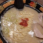 一蘭 - 料理写真:見たことなかったギラッとした一蘭ラーメン
