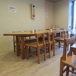 ひさご - テーブル席（キレイな店内）