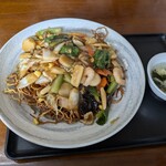 中国料理 聚香園 - 料理写真:皿のデカさが画像では伝わらないかもですが、隣のスープの碗が小さく見える事でわかるかな　具だくさんの揚げそば