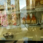 銘菓処　宝屋 - 左ショーケースがケーキ、右が和菓子です
