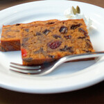 喫茶 吉野 - （ボケてしまった）フルーツケーキ、ずっしり重くて密度ぎゅぎゅっとして食べ応えありました。ちょっと羊羹みたいなねっとり感あり。なんといっても雰囲気がすてき。ゆっくりしたいカフェです