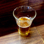 さすけ食堂 - お隣り合わせになった、私の両親と同世代のご夫婦に一杯いただいたキリンラガー。実はご近所さんでびっくり。こんな経験もshort tripならでは。