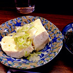 さすけ食堂 - さすけ定食（1,500円）には、冷奴やお新香もついてきます。