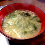 さすけ食堂 - さすけ定食（1,500円）のかじめ汁。かじめは海藻の一種だそうです。お味噌汁は1杯ずつお鍋にお味噌溶かすところから丁寧に作ってくれます。少し甘みととろみがあって激ウマ。