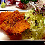 さすけ定食（1,500円）の黄金アジのフライ。沼津生まれの私はもともとしっぽや骨まで食べる人ですが、ここのはお皿までかじりかねないほどうまい。