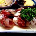 さすけ定食（1,500円）の黄金アジの刺身、近影。まずね、輝きがぜんぜん違う。そして身の色が濃い！そして分厚い！旨味が濃いのは言うに及ばず。