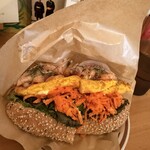 moumou THE FAMOUS DELI - サーモンとオムレツのサンドイッチ