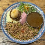 東新宿 サンラサー - あいがけ（キーママタール、北海道産つぶ貝の和風出汁シャバカレー）[円] + カレー味玉[160円]3