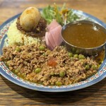東新宿 サンラサー - あいがけ（キーママタール、北海道産つぶ貝の和風出汁シャバカレー）[円] + カレー味玉[160円]2