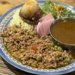 東新宿 サンラサー - あいがけ（キーママタール、北海道産つぶ貝の和風出汁シャバカレー）[円] + カレー味玉[160円]1