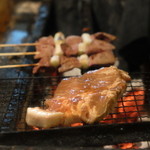 焼鶏館 - 豚の味付けあみ焼き、焼き始め