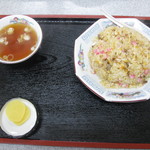 味楽 - 炒飯にはタクアンとスープが付いてくる。
