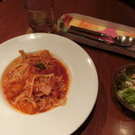 デッキカフェ - ベーコンと季節野菜のトマトパスタとサラダ♪。