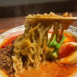 麺屋 こくう - 「こくうの海老擔々麺」（限定D、1,800圓）の麺アップ。平打の太麺は、註文の都度、店主さんが手揉して茹でられます。