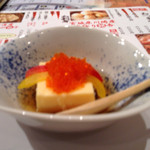 Ajidokorokuishimbou - 先出し
                        卵豆腐に飛び魚卵を出汁で