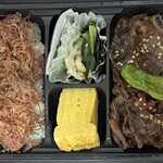 千駄木 腰塚 - 料理写真:【自家製コンビーフ＆国産牛焼肉弁当】人肌で溶ける脂の甘みとふわりと解けるコンビーフに、旨味濃い焼肉が重なり、温めることで双方の味が一層引き立つ。異なる食感とコクを一度に楽しめる満足度の高い合い盛り弁当