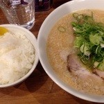 らーめん一途 - ラーメンとサービスのライス