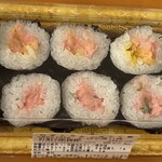 まいばすけっと - 料理写真:■ねぎとろ&とろたく¥430:「ねぎとろ」と「とろたく」が整然と並ぶ10貫は、手軽に満足感を得られるボリュームが魅力。柔らかな口どけのねぎとろに加え、たくあんのコリコリとした食感や塩味が加わったとろたくとの対比が、それぞれの旨味を引き立てていた。二つの異なる食感のコントラストを、最後まで存分に楽しめる内容。