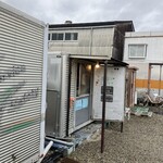 たこいち - 堅牢な外壁の内部にはこじんまりとした店舗が