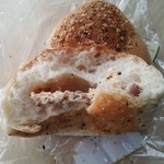 Urban Bakery - ☆忌廉芝士三文魚包(中身）