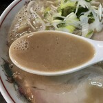恵比須 - スープは、爆濃の言葉に間違いない。ドロっとしていて20年前位に食べてた魁龍とか一骨家を思いだしたけど、それにしても濃さだけじゃなくて豚骨の旨味があって、次第に口の中で円やかに甘味までして…旨過ぎ。