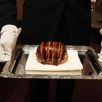 モノリス - 鴨のパイ包みフォアグラと黒トリュフフランス産のキノコ、黒トリュフのサラダ、サルミソース