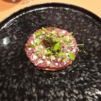 モノリス - 塩漬けやまと豚のソテー、はちみつとシェリービネガーのクリーム