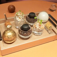 モノリス - 鯵のエスカベッシュ、竹炭のマカロン、しらすお米のクレープ、天使のエビ揚げ