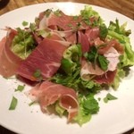 スパイスカフェ - 新鮮な生ハムサラダもよい！