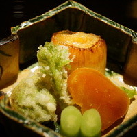 うち山 - ふきのとう、タラの芽の揚げ物、自家製のからすみ・下仁田葱の焼き物・大根を添えて