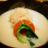 うち山 - 白味噌のお雑煮、人参、里芋を添えて