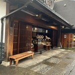 菊見せんべい総本店 - 素晴らしき店構え　向かって左のショーケース下方端にYMO（タワレコポスターはここで撮影）。