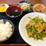 嘉福楼 - 料理写真:青椒肉絲定食　サラダと唐揚げがついて950円!