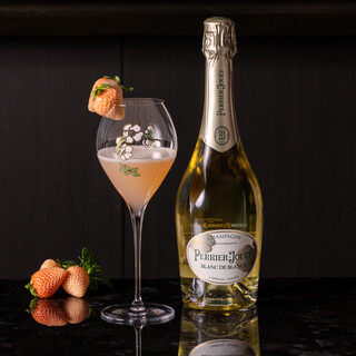 セラーに多数所蔵するワイン・シャンパーニュや名物のカクテル。