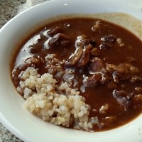 カフェ＆レストラン ヴァン - コクのある牛スジ煮込みのカレーをお汁状態で盛り付け　ご飯は雑穀米を選択