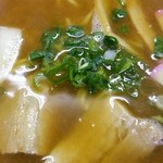 まるしげ - 中華そば (この見た目なのに豚骨ではないです)