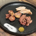 九州料理 縁 - はかた地鶏の炭火焼き盛り合せ（1490円）