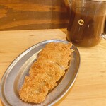 立呑み とんかつ まるや - 鮭フライ、400円。