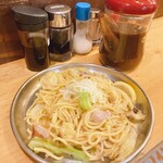立呑み とんかつ まるや - 塩焼きそば、500円。