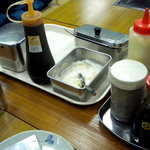 明日香 - テーブル上にある調味料です