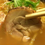 ぼんてんらぁ麺 - 香ばしい鶏モモ肉のチャーシュー。