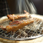 焼肉旬やさい ファンボギ - 瓜坊の骨付きバラ肉～☆　焼いてますよ～！